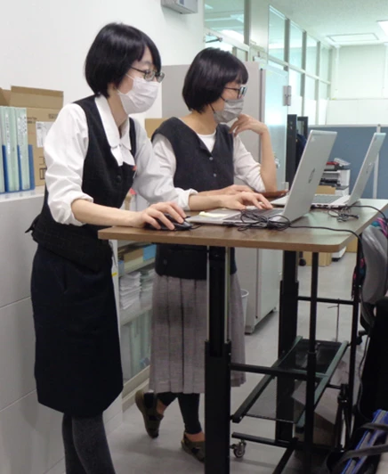 立ち作業（座位時間短縮）（机の前に移動させて利用）